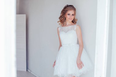 kısa beyaz gelinlikle güzel kız