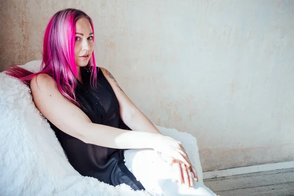 핑크 머리 소녀 화이트 룸에 있는 자에 앉아 — 스톡 사진