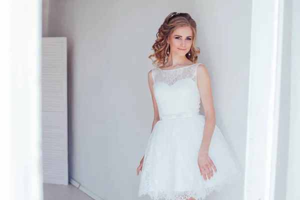 Hezká dívka v krátké bílé svatební šaty — Stock fotografie