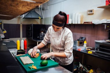 Suşi şefi suşi restoranları yemek hazırlıyor.