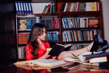 için sınav kütüphanede kitap okuyan kız hazırlanıyor