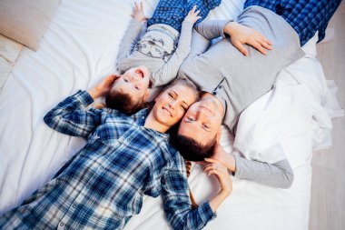 Anne baba ve oğul evde yatakta yatıyordu sabah