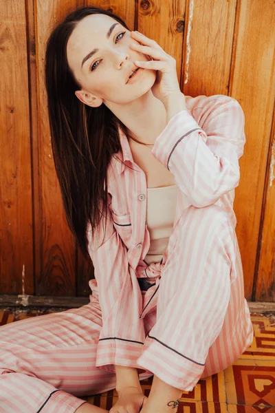 寝室にピンクのパジャマで美しい女性 — ストック写真