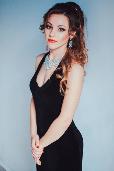 Menina bonita em festa de cocktail vestido de noite preto — Fotografia de Stock