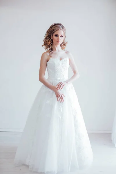 Noiva em vestido branco antes do estilo de casamento — Fotografia de Stock