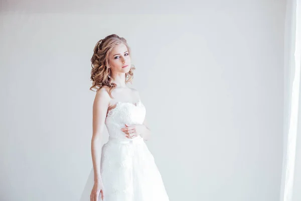 Hermosa novia posando peinado de boda y vestido —  Fotos de Stock