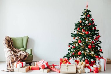 Noel ağacı, yeni yıl tatili için kırmızı dekor hediyeleriyle