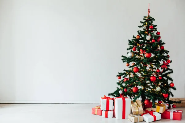 Árbol de Navidad con regalos de decoración roja para las vacaciones de año nuevo invierno —  Fotos de Stock