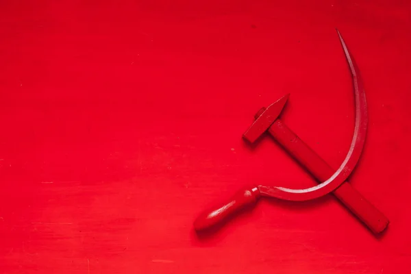Rote Sichel und Hammer als Symbol des Kommunismus in der sowjetischen Gewerkschaftsgeschichte Russlands — Stockfoto