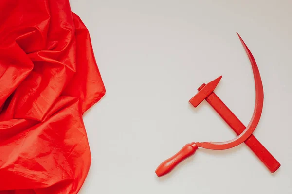 Красный серп и молот символ коммунизма в истории Советского Союза России — стоковое фото
