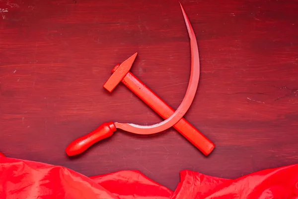 Rode sikkel en hamer symbool van het communisme in de geschiedenis van de Sovjet-Unie van Rusland — Stockfoto