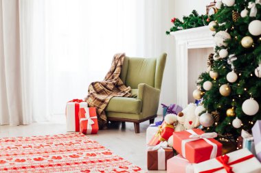 Yılbaşı için hediye süsleriyle Noel ağacı. Kış tatili için iç mekan.