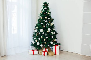 Noel ağacı, yeni yıl tatili için kırmızı dekor hediyeleriyle