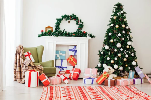Árvore de Natal com decoração de presentes para o ano novo feriado inverno interior quarto — Fotografia de Stock