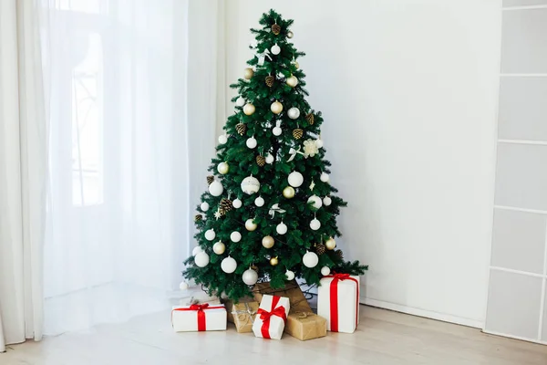 新しい年末年始の冬のための赤い装飾の贈り物とクリスマスツリー — ストック写真