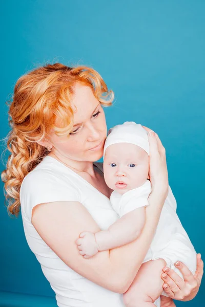 Mamá mantiene en la mano un bebé hijo amor felicidad — Foto de Stock