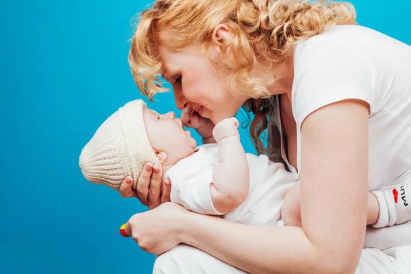 Mamá en ropa blanca con su hijo bebé — Foto de Stock