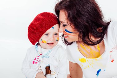 Anne ve küçük çocuk boya boyalı