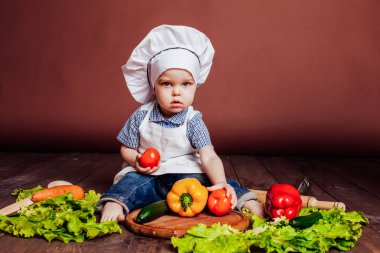 küçük çocuk aşçı havuç, biber, domates, marul,