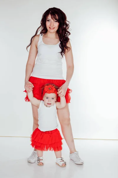 Mère et petite fille en jupes rouges — Photo