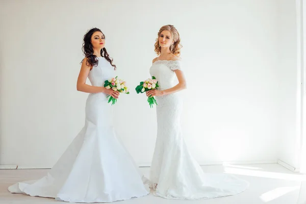Dvě svatební nevěsta s kytice svatební bílá — Stock fotografie