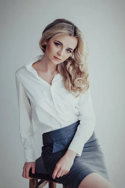 Porträtt av en vacker blond flicka i kostym — Stockfoto