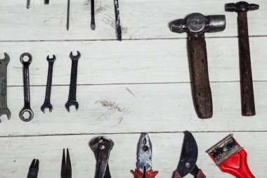 İnşaat çekiçleri tornavida tamir aleti penseleri tahtada