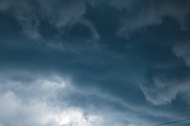 koyu gri bulutlar yağmur önce kötü hava