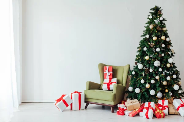 Decoração de Natal interior Árvore de Natal com presentes para o cartão postal do feriado do ano novo como fundo — Fotografia de Stock