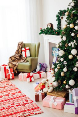 Yılbaşı için hediye süsleriyle Noel ağacı. Kış tatili için iç mekan.