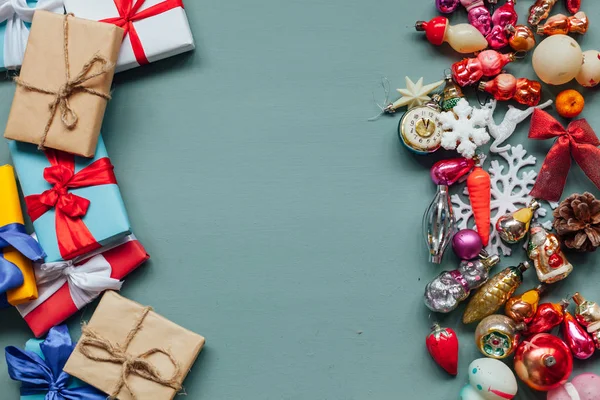 Decoración de regalos de Navidad vintage árbol de Navidad decoración de juguetes para el nuevo año sobre fondo verde —  Fotos de Stock