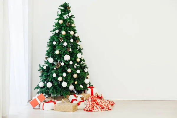 Kerstboom met rood decor geschenken voor het nieuwe jaar vakantie winter — Stockfoto