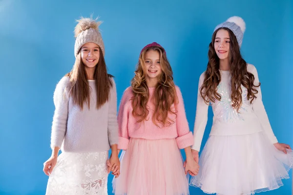 Tre belle ragazze alla moda in un berretto da neve invernale — Foto Stock