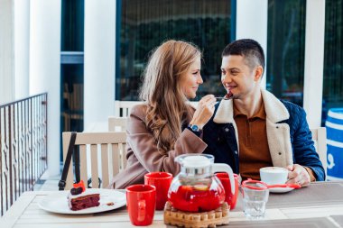 Restoran. bir adamla bir kız içki sıcak kahve ve çay