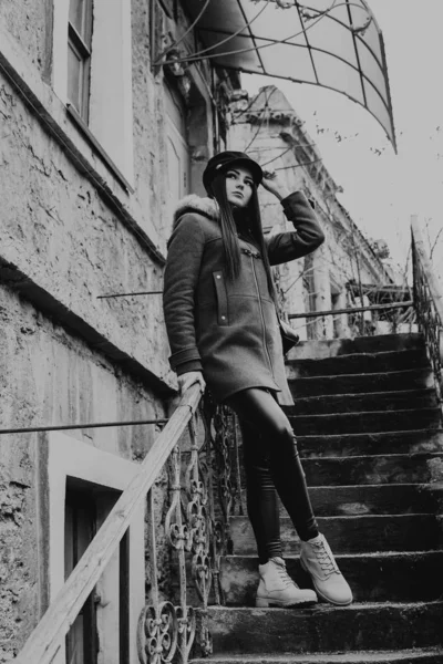 계단을 걷고 있는 세련 된 소녀 — 스톡 사진