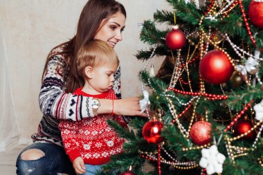 Anne oğlu ile yeni yıl hediyeleri Noel ağacı süslemeleri