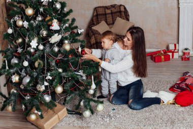 Anne ve küçük çocuğa hediye 1 ile Noel ağacı