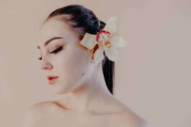 Çiçekli bir kızın portresi Orkide Kaplıca cilt bakımı