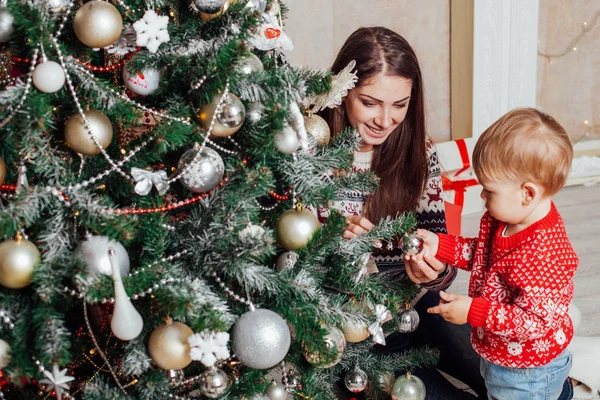 Anne küçük çocuk Noel dekor hediyeler Noel ağacı ile