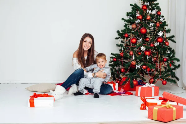 Мать и сын открывают подарки на Рождество и Новый год — стоковое фото