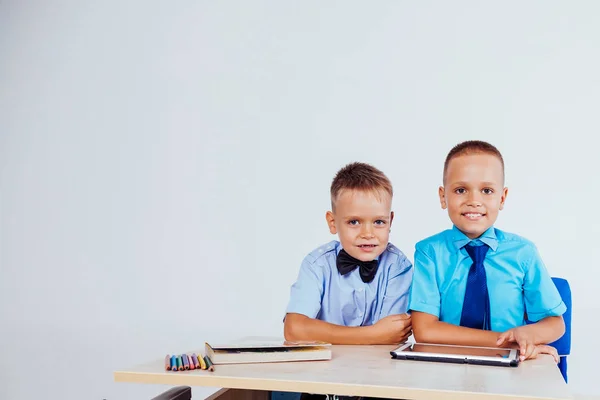 Os dois meninos estão olhando para Internet Tablet escola — Fotografia de Stock