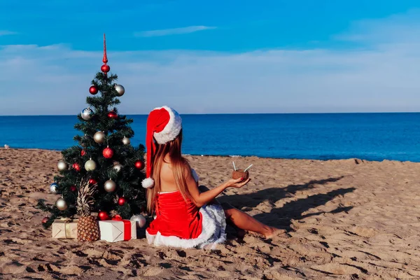 Girl Christmas tree in the South on the beach — Stock Photo, Image