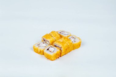 Japon yemek suşi balıkla beyaz bir arka plan üzerinde rulo