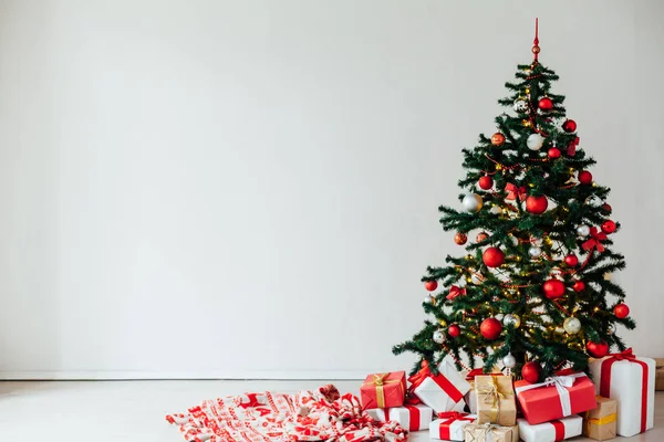 Árbol de Navidad con regalos de decoración interior roja blanca para el nuevo año —  Fotos de Stock