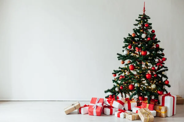 Árbol de Navidad con regalos de decoración interior roja blanca para el nuevo año —  Fotos de Stock