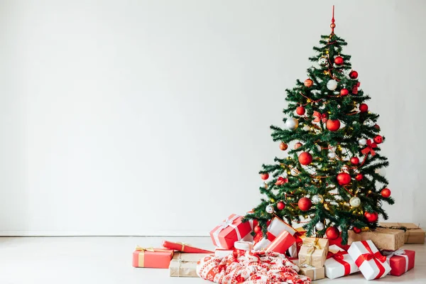 Árbol de Navidad con regalos de decoración interior roja blanca para el nuevo año —  Fotos de Stock