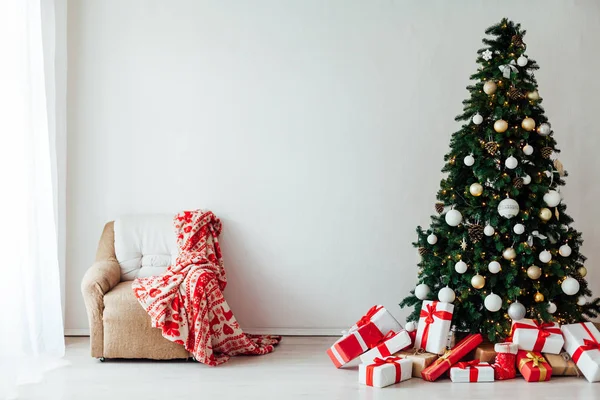 Natal decoração de Ano Novo Árvore de Natal com presentes de inverno feriado de dezembro — Fotografia de Stock