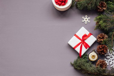 Yılbaşı ağacı yeni yıl dekoru mor arka plan