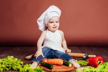 küçük çocuk Şef hazırlar gıda salata, domates, havuç, salatalık