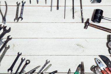 İnşaat çekiçleri tornavida tamir aleti penseleri tahtada